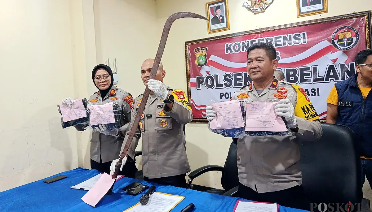 Kapolres Metro Bekasi, Kombes Pol Mustofa dan jajaran menggelar konferensi pers pengungkapan kasus tawuran di Desa Babelan Kota yang mengakibatkan satu orang meninggal dunia. (Sumber: POSKOTA | Foto: Nurpini Aulia Rapika)