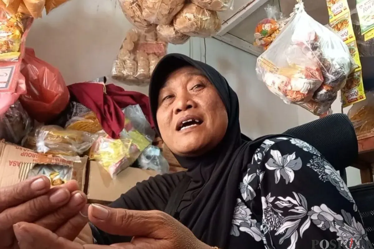 Ririn, 58 tahun, pedagang Pasar Patra, Duri Kepa, Kebon Jeruk Jakarta Barat, diwawancarai, Kamis, 13 November 2025. (Sumber: Poskota/Pandi Ramedhan)