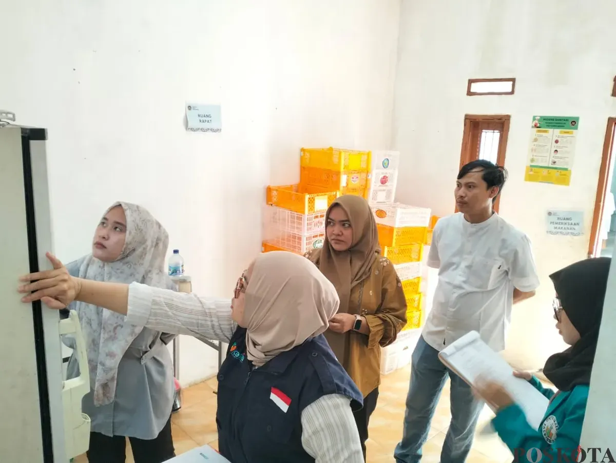 Tim dari Dinkes Pandeglang saat melakukan IKL di dapur SPPG Sindanglaya 2. (Sumber: Poskota/Samsul Fatoni)