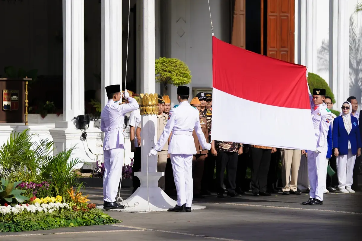 Pasukan pengibar bendera dan jajaran Forkopimda Kota Bogor mengikuti upacara peringatan Hari Pahlawan di Plaza Balaikota Bogor, Senin, 10 November 2025. (Sumber: Istimewa)