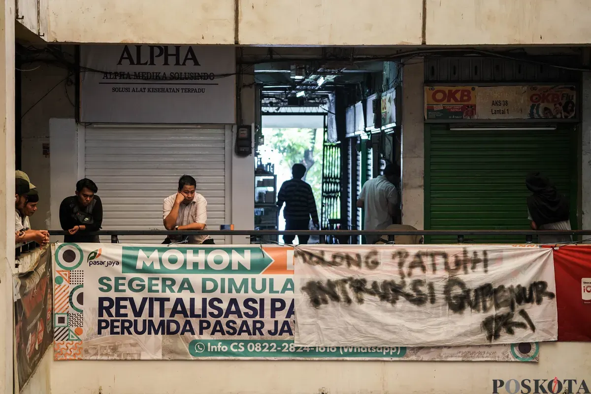 Pedagang obat dan alat kesehatan melamun di depan kiosnya di Pasar Pramuka, Matraman, Jakarta, Jumat, 14 November 2025. (Sumber: Poskota/Bilal Nugraha Ginanjar)