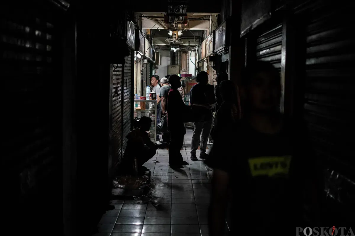 Para pedagang obat dan alat kesehatan menutup kiosnya di Pasar Pramuka, Matraman, Jakarta, Jumat, 14 November 2025. (Sumber: Poskota/Bilal Nugraha Ginanjar)