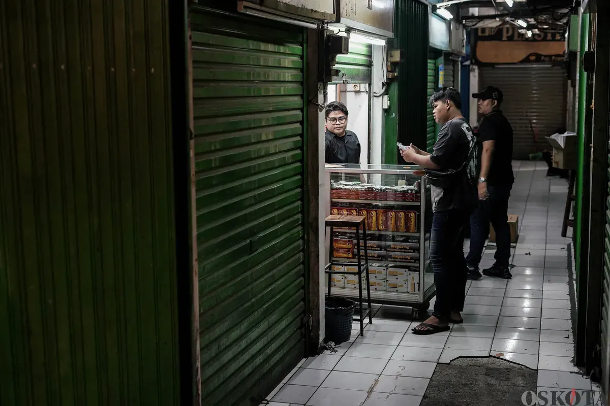 Pedagang obat dan alat kesehatan menutup kiosnya di Pasar Pramuka, Matraman, Jakarta, Jumat, 14 November 2025. (Sumber: Poskota/Bilal Nugraha Ginanjar)