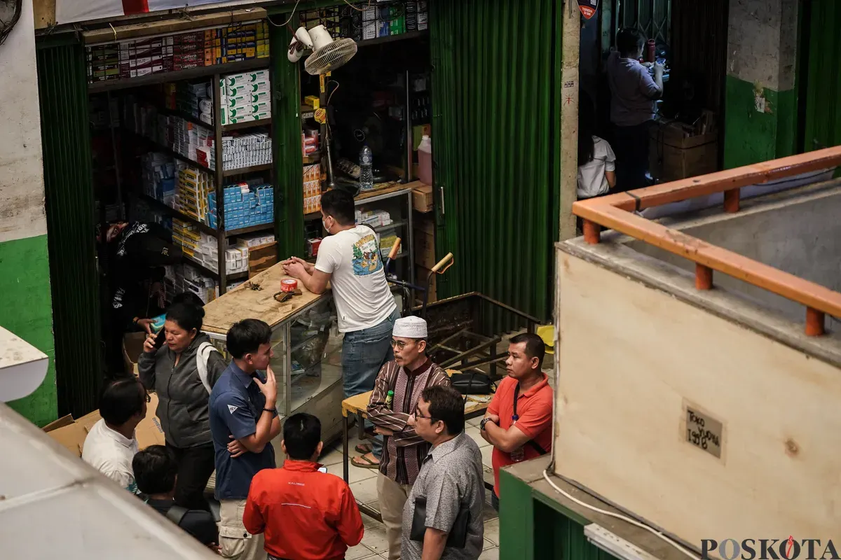 Sejumlah pedagang obat dan alat kesehatan berbincang sembari menutup kiosnya di Pasar Pramuka, Matraman, Jakarta, Jumat, 14 November 2025. (Sumber: Poskota/Bilal Nugraha Ginanjar)