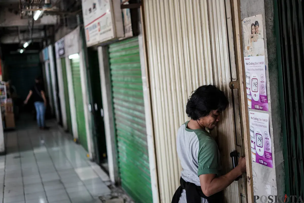 Pedagang obat dan alat kesehatan menutup kiosnya di Pasar Pramuka, Matraman, Jakarta, Jumat, 14 November 2025. (Sumber: Poskota/Bilal Nugraha Ginanjar)