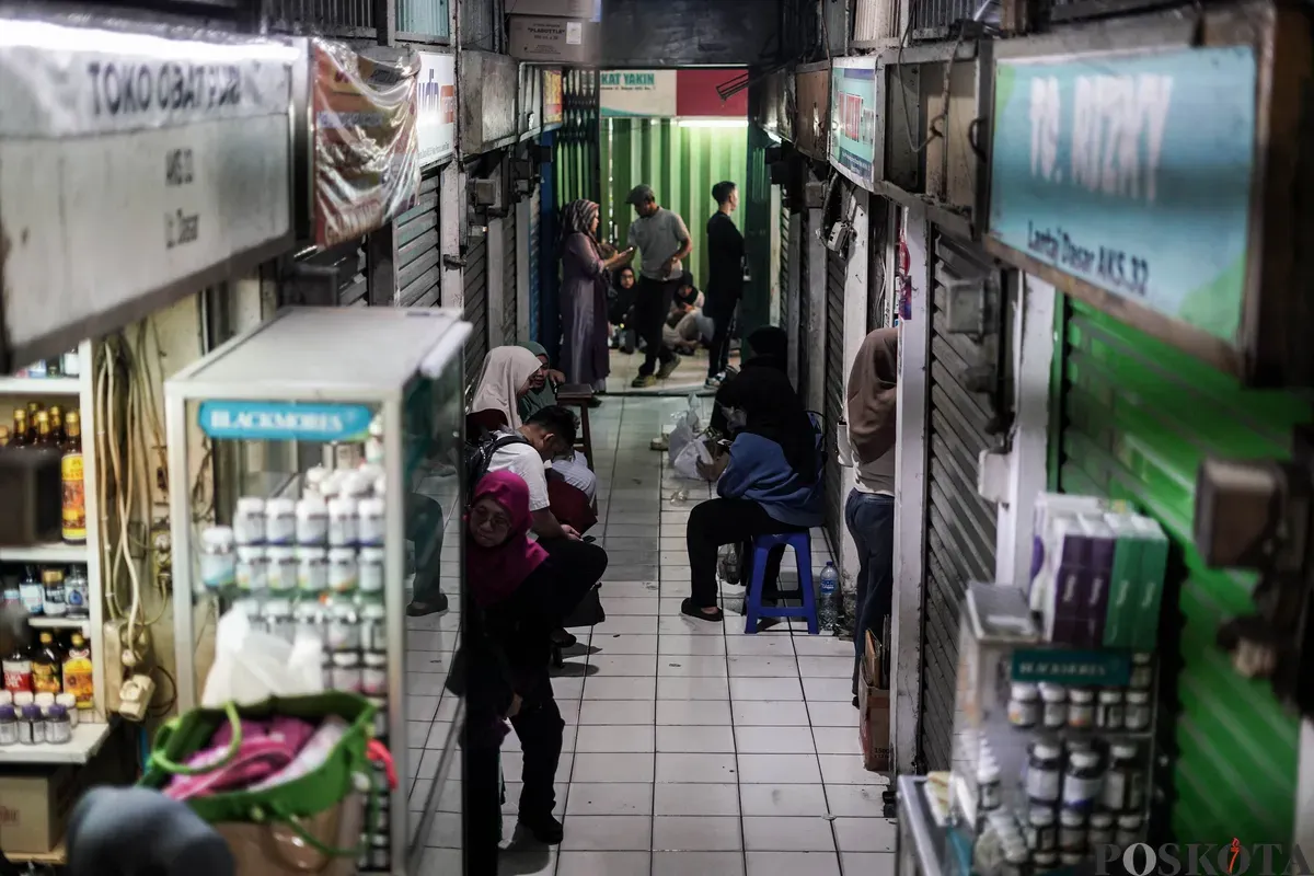 Suasana kios obat dan alat kesehatan di Pasar Pramuka, Matraman, Jakarta, Jumat, 14 November 2025. (Sumber: Poskota/Bilal Nugraha Ginanjar)