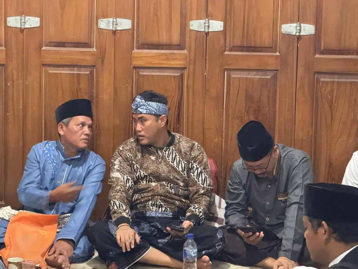 ASPIRASI: Anggota DPRD Komisi IV DPRD Jabar, Abdul Karim saat berbincang dengan tokoh masyarakat Kecamatan Cianjur dalam kegiatan Dialog Wakil Rakyat di BLK Residence, Kecamatan Cianjur, Kabupaten Cianjur. (Sumber: Istimewa)