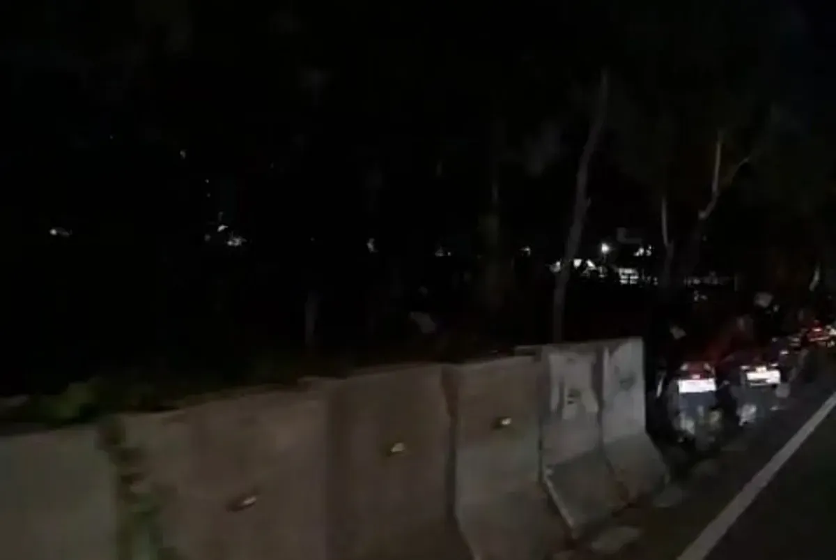 Sejumlah pria berpakaian necis nampak berjejer dan berkumpul dalam kegelapan di bantaran Kali Mookervart, Jalan Daan Mogot, Cengkareng, Jakarta Barat, pada Kamis, 13 November 2025 malam. (Sumber: Istimewa)