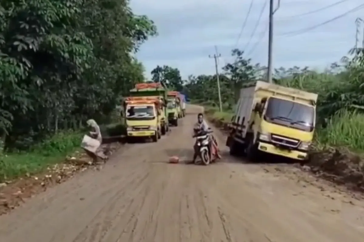 Seorang pengendara roda dua tergelincir di jalur Curugbitung-Maja, Kabupaten Lebak. (Sumber: Dok. Warga)