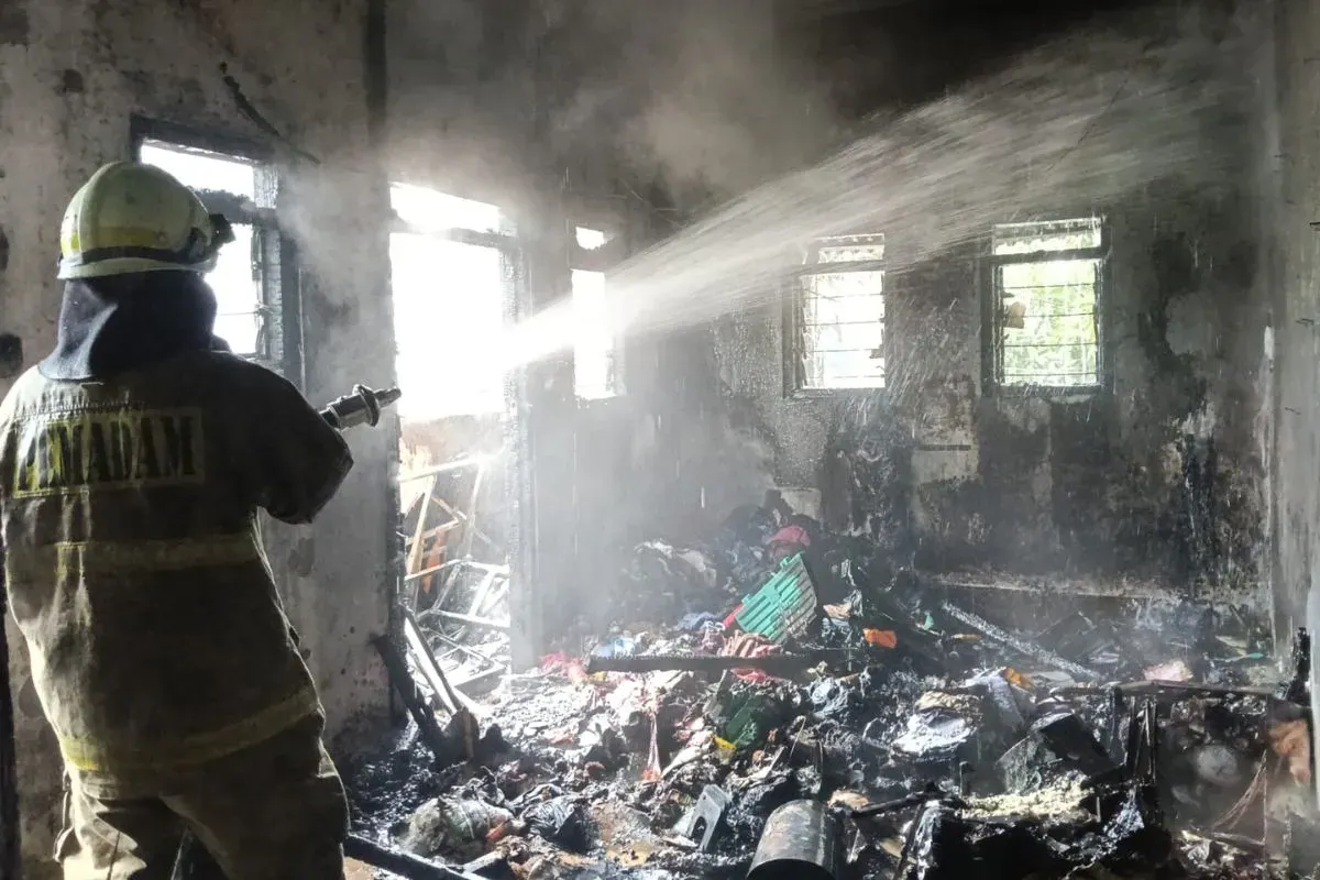 Kebakaran rumah kontrakan di kawasan Grogol Petamburan, Jakarta Barat, Jumat, 14 November 2025. (Sumber: Dok. Damkar)