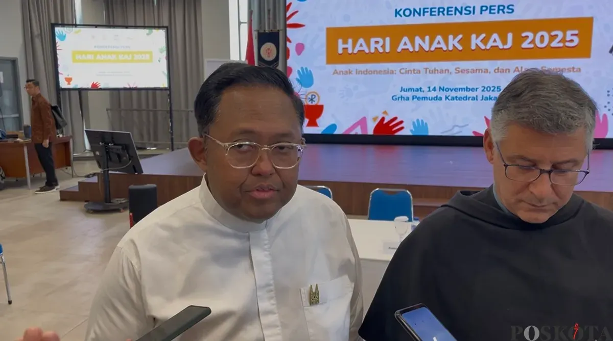 Sekretaris Jenderal (Sekjen) Keuskupan Agung Jakarta, Romo Vincentius Adi Prasojo di Gereja Katedral, Jakarta Pusat, Jumat, 14 November 2025. (Sumber: Poskota/Pandi Ramedhan)