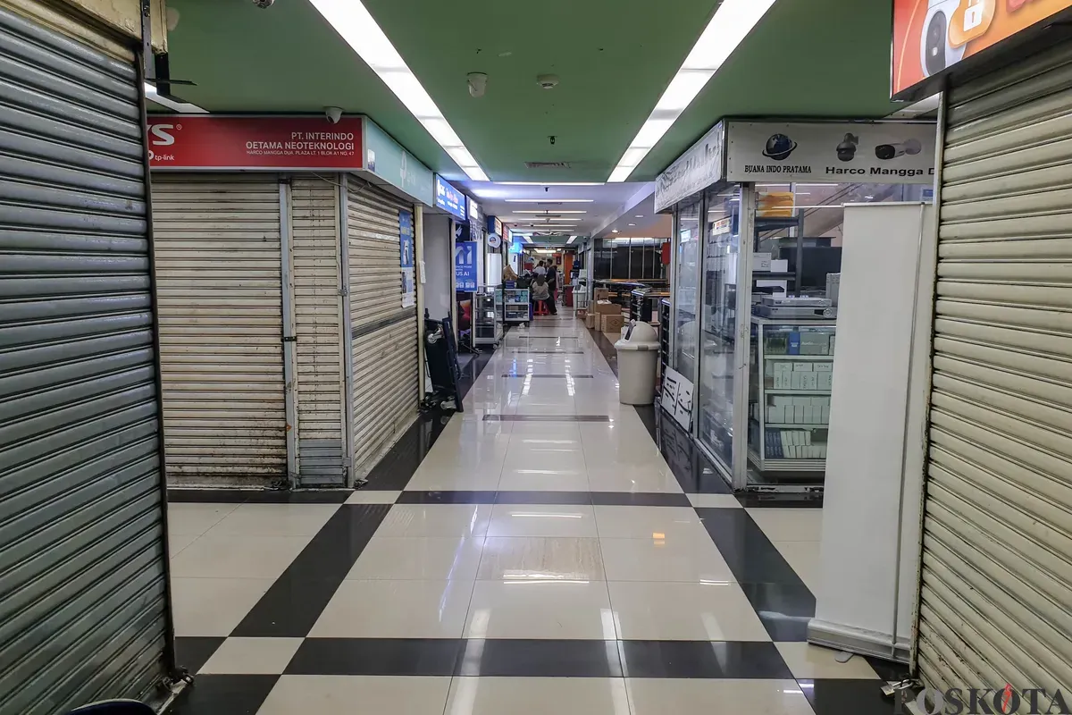 Sejumlah kios elektronik di Harco Mangga Dua, Mangga Dua Selatan, Sawah Besar, Jakarta Pusat, tutup, Jumat, 14 November 2025. (Sumber: Poskota/Bilal Nugraha Ginanjar)
