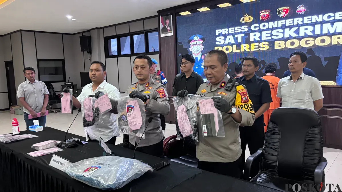Kapolres Bogor AKBP Wikha Ardilestanto (tengah) menunjukkan barang bukti saat melakukan keterangan pers penangkapan pelaku pembunuhan sopir taksi online. (Sumber: Poskota/Giffar Rivana)