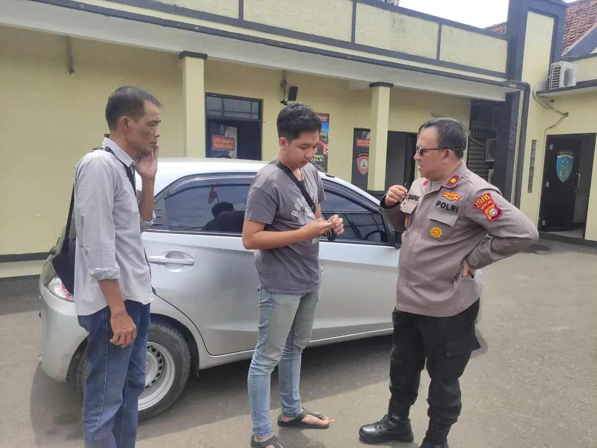 Kapolsek Cinere berbincang dengan korban saat proses penyerahan kembali mobil Brio yang ditemukan polisi setelah hilang dicuri. Mobil diamankan dan dikembalikan ke pemilik di Mapolsek Cinere. (Sumber: Polsek Cinere)