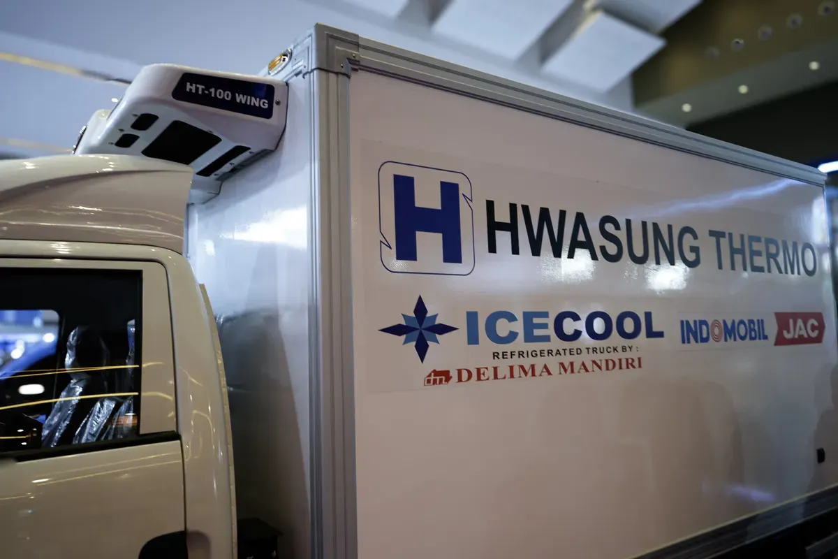 Indomobil JAC memperkenalkan truk listrik dengan teknologi e-PTO, baterai efisien, dan pendingin elektrik Hwasung Thermo. (Sumber: Dok. JAC)