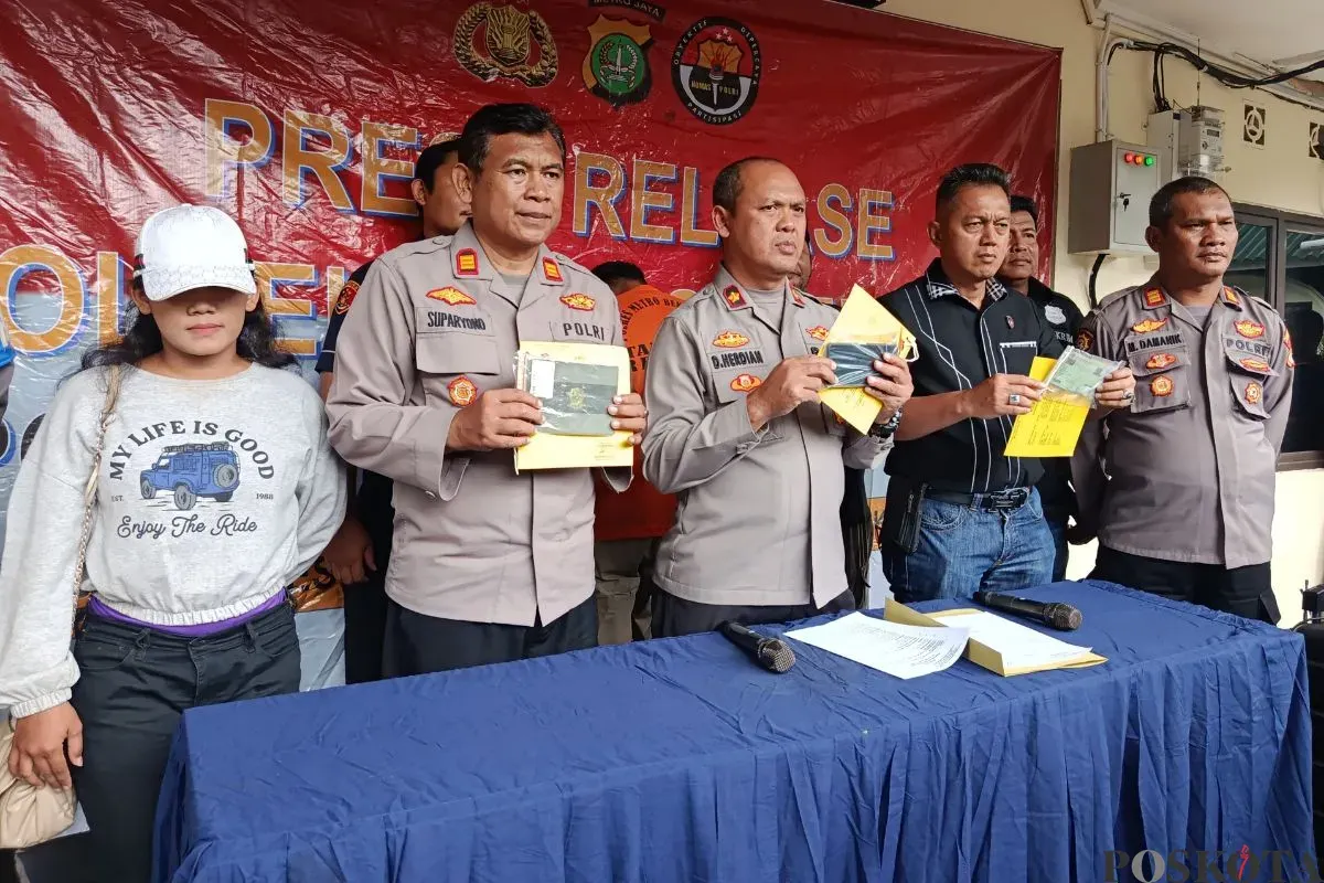Kapolsek Bekasi Selatan, Kompol Dedi Herdiana, bersama jajarannya menggelar konferensi pers kasus perampasan motor dengan modus tawaran kerja di Bekasi Selatan. (Sumber: Poskota/Nurpini Aulia Rapika)