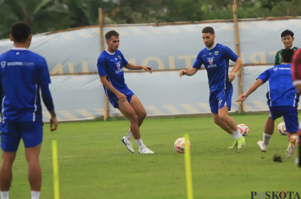 Suasana latihan Persib Bandung di lapangan pendamping Gelora Bandung Lautan Api, Gedebage, Kota Bandung. (Sumber: Poskota/Gatot Poedji Utomo)