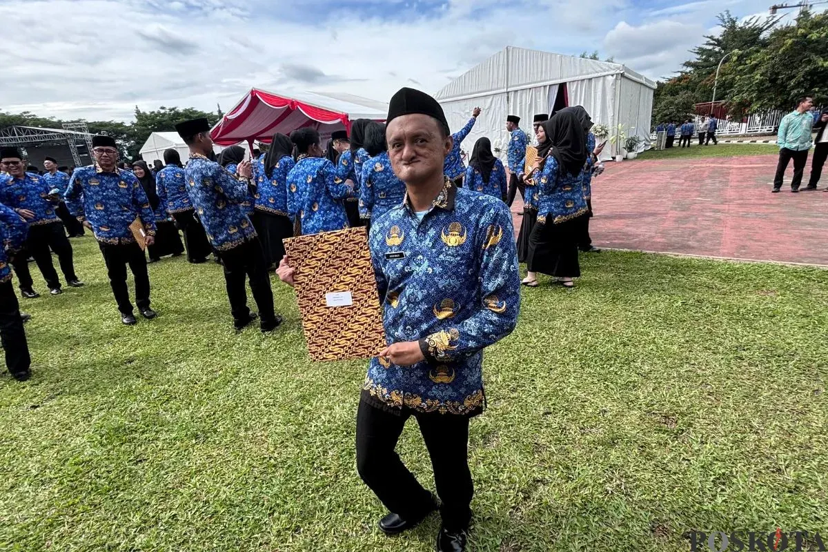 Agus Multi, 29 tahun, dilantik PPPK di Stadion Pakansari, Cibinong, Kabupaten Bogor, Jumat, 14 November 2025. (Sumber: Poskota/Giffar Rivana)