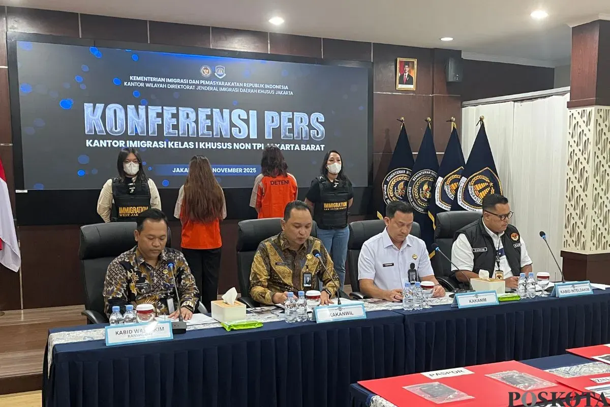 Jumpa pers dua WNA asal Uzbekistan terjerat prostitusi di Kantor Imigrasi Kelas I A Jakarta Barat, Jumat, 14 November 2025. (Sumber: Poskota/Pandi Ramedhan)