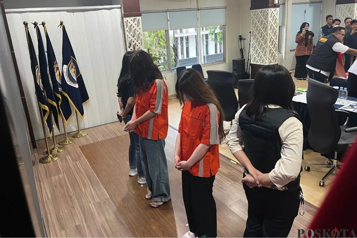 Kantor Imigrasi Kelas I A Jakarta Barat menangkap dua wanita WNA asal Uzbekistan yang bekerja sebagai PSK di Indonesia, Rabu, 12 November 2025. (Sumber: Poskota/Pandi Ramedhan)