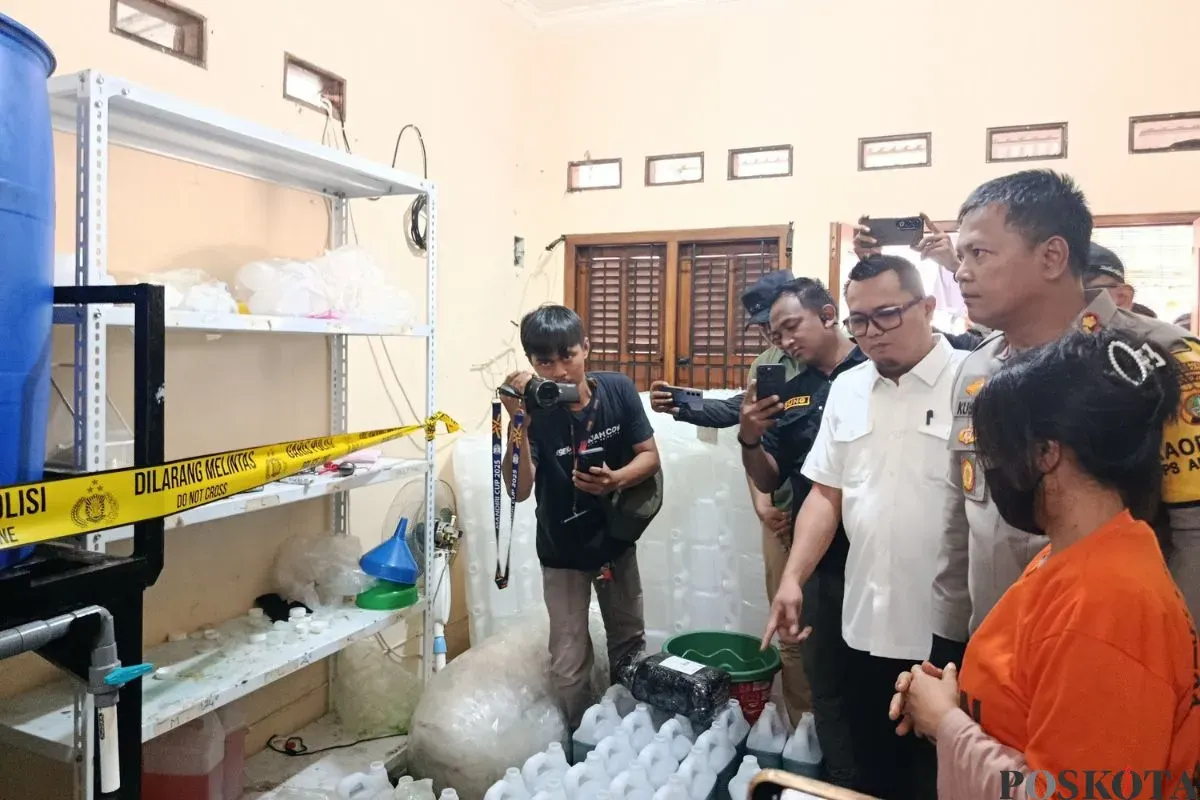 Kapolres Metro Bekasi Kota, Kombes Pol Kusumo Wahyu Bintoro menggerebek rumah produksi sabun cair palsu di wilayah Pondok Melati, Kota Bekasi, Kamis, 13 November 2025. (Sumber: Poskota/Nurpini Aulia Rapika)