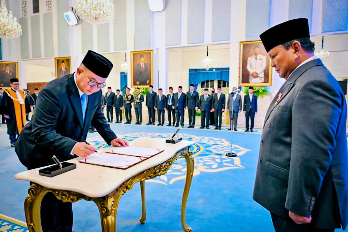 Potret Arif Satria (kiri) saat dilantik menjadi Kepala Badan Riset dan Inovasi Nasional (BRIN) oleh Presiden Prabowo Subianto (kanan) pada Senin, 10 November 2025. (Sumber: Setkab.go.id)