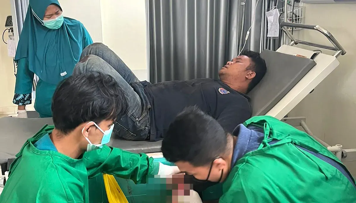 Salah satu terduga pelaku curanmor saat menjalani perawatan akibat diamuk warga. (Sumber: Dok. Polsek Ciruas)