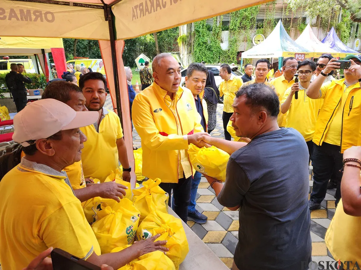 Ketua DPD Golkar Jakarta Ahmed Zaki Iskandar saat memberikan sembako kepada masyarakat di Kantor DPD Golkar DKI Jakarta, Cikini, Jakarta Pusat, Sabtu, 15 November 2025. (Sumber: Poskota/M. Tegar Jihad)