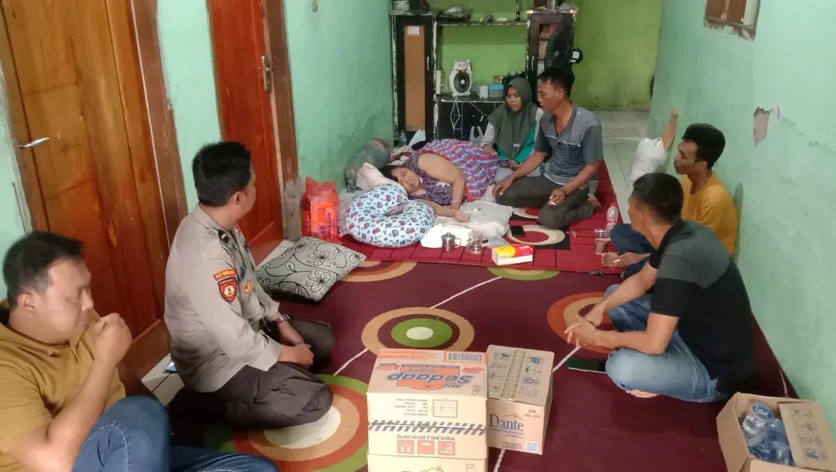 Kapolsek Petir AKP Priyanto bersama anggota Bhabinkamtibmas menjenguk Wiwit, seorang IRT yang tertimpa tembok roboh di rumahnya. (Sumber: Dok. Polsek Petir)