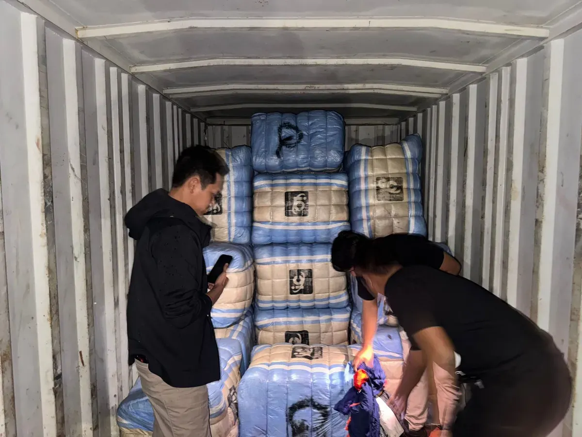 Subdit I Indag Ditreskrimsus Polda Metro Jaya mengungkap praktik perdagangan pakaian bekas impor ilegal (ballpress)bekas di kawasan Duren Sawit, Jakarta Timur. (Sumber: Polda Metro Jaya)