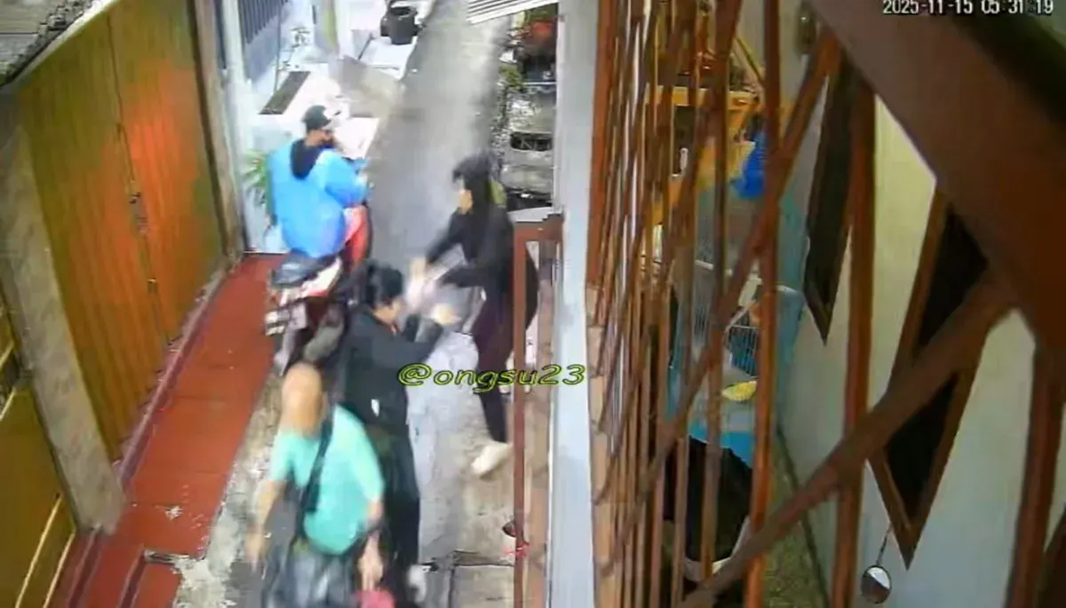 Tangkap layar pasutri menjadi korban begal di Jalan Songsi Dalam 3 Gang Hijau RW 06, Kelurahan Tanah Sereal, Kecamatan Tambora, Jakarta Barat, Sabtu, 15 November 2025.