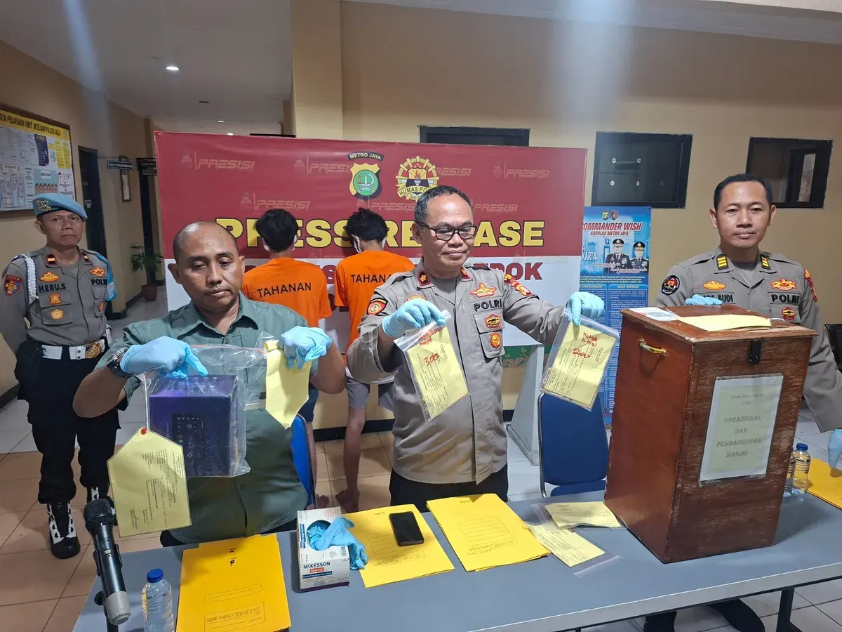 Petugas Polsek Beji saat memaparkan barang bukti dari kasus pencurian kotak amal masjid dan audio mobil yang sempat viral di media sosial. (Sumber: Poskota/Angga Pahlevi)