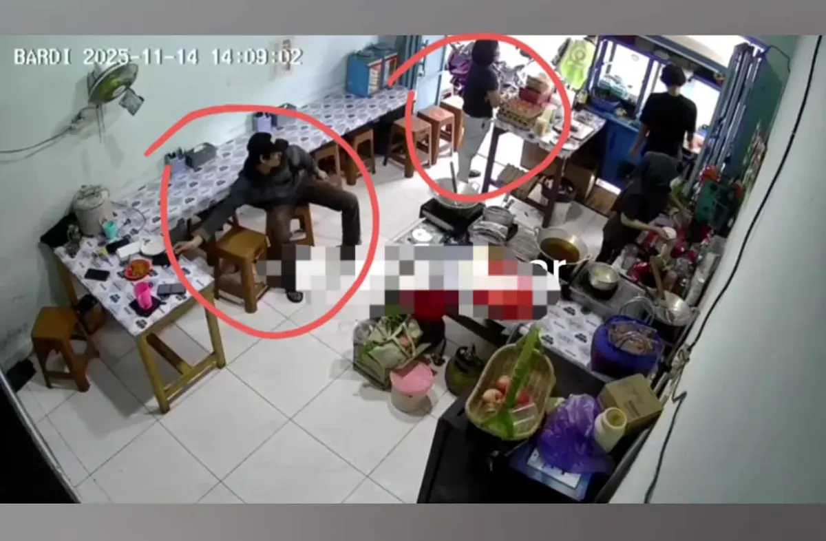 Tangkap layar aksi pencurian ponsel milik pedagang gado-gado di Jalan Puri Kembangan Raya, Jakarta Barat, pada Jumat, 14 November 2025.