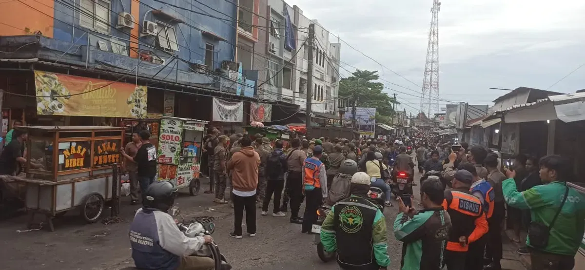 Satpol PP Kota Depok menertibkan pedagang berjualan di sekitar kawasan Stasiun Depok Lama. (Sumber: Istimewa)