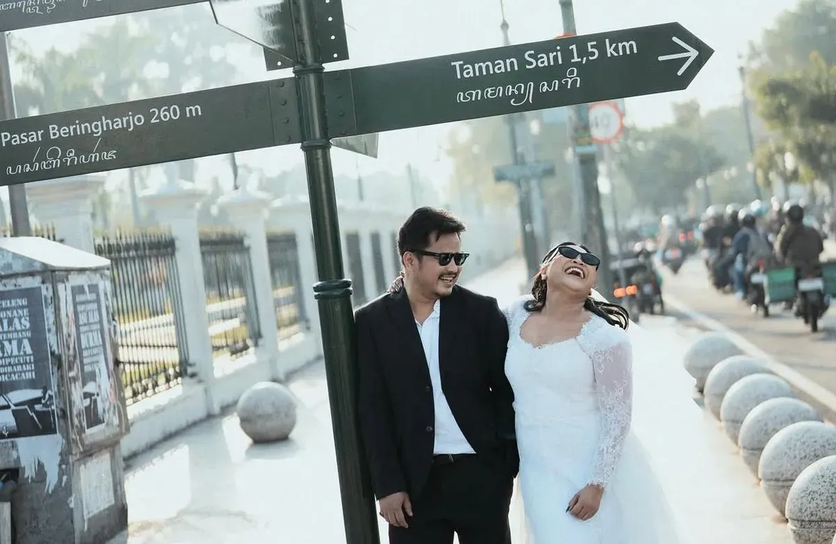 Sosok Rully Anggi Akbar menjadi perbincangan hangat setelah muncul dalam rangkaian foto prewedding bersama artis sekaligus komedian Tanah Air, Boiyen. (Sumber: Instagram/@boiyenpesek)