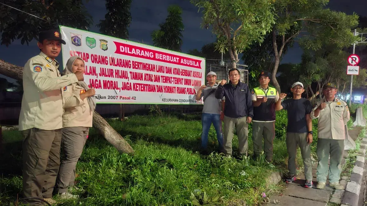 Penertiban pasangan sesama jenis yang diduga berbuat mesum di taman Jalan Daan Mogot, Cengkareng, Jakarta Barat, Jumat, 15 November 2025. (Sumber: Dok Satpol PP DKI)