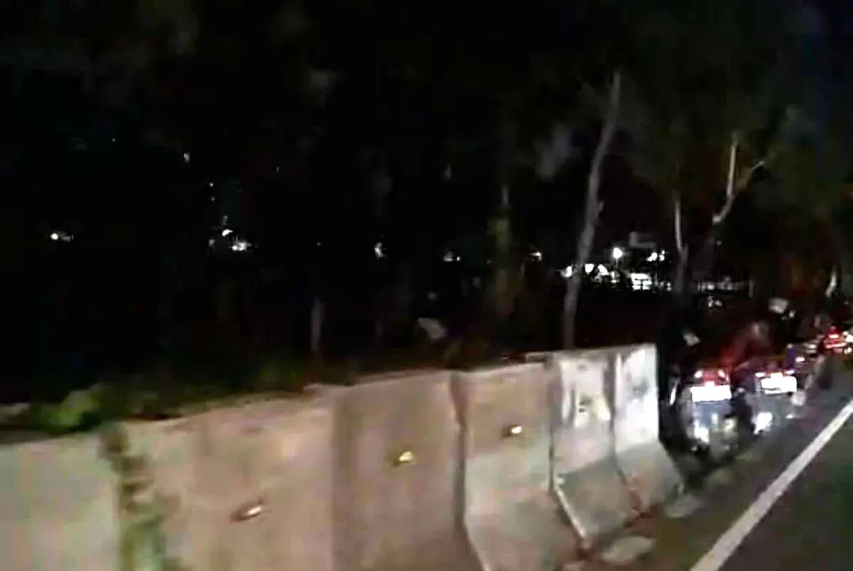 Sejumlah pria berpakaian necis nampak berkumpul di tengah kegelapan di sekitar taman Kali Mookervart, Jalan Daan Mogot, Cengkareng, Jakarta Barat, pada Kamis malam, 13 November 2025. (Sumber: Istimewa)