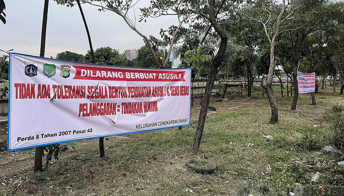 Ilustrasi, spanduk larangan melakukan aktivitas prostitusi dipasang di taman Jalan Daan Mogot, Cengkareng, Jakarta Barat, pada Sabtu, 15 November 2025. (Sumber: POSKOTA | Foto: Pandi Ramedhan)