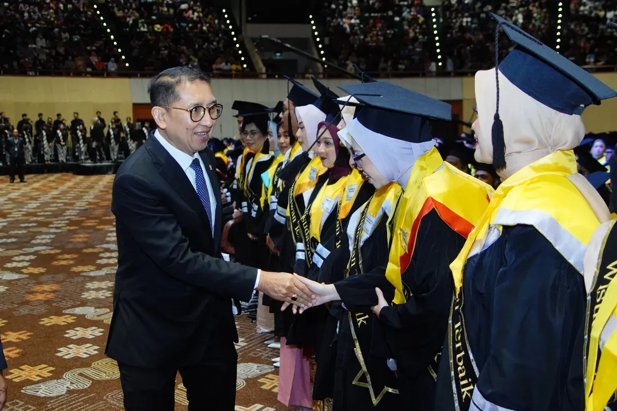 Menteri Kebudayaan Republik Indonesia, Dr. Fadli Zon, S.S., M.Sc. memberikan selamat kepada para wisudawan/i terbaik, di JICC Senayan, Sabtu, 15 November 2025. (Sumber: Istimewa)