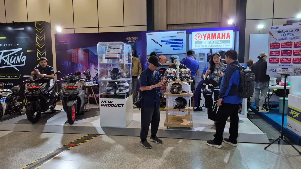 Yamaha menghadirkan booth bertema khusus berisi aksesori, apparel kolaborasi, dan helm di IMHAX. (Sumber: Yamaha)