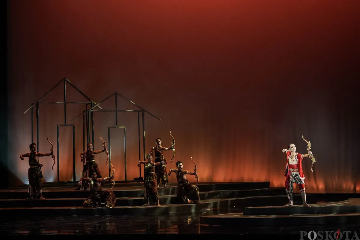Sejumlah seniman dari Swargaloka menampilkan drama musikal berjudul Panah Matahari Adipati Karna pada Festival Musikal Indonesia (FMI) 2025 di Taman Ismail Marzuki (TIM), Cikini, Minggu, 16 November 2025. (Sumber: Poskota/Bilal Nugraha Ginanjar)