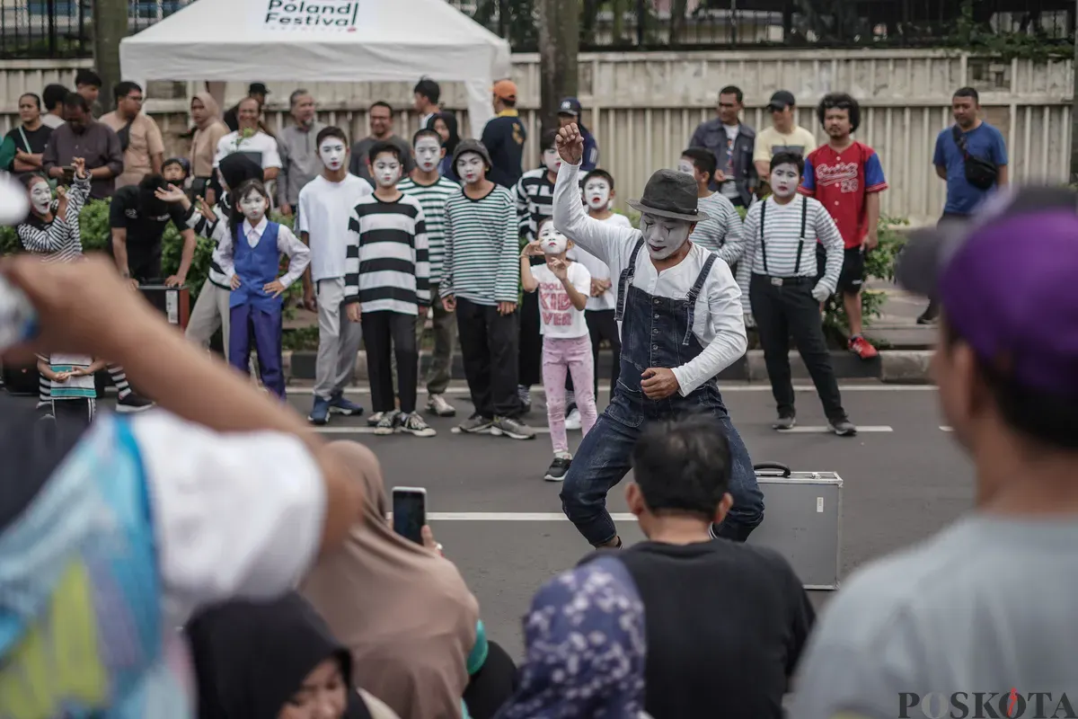Seniman pantomim tampil menghibur warga pada Hari Bebas Kendaraan Bermotor (HBKB) di kawasan Bundaran HI, Jakarta, Minggu, 16 November 2025. (Sumber: Poskota/Bilal Nugraha Ginanjar)