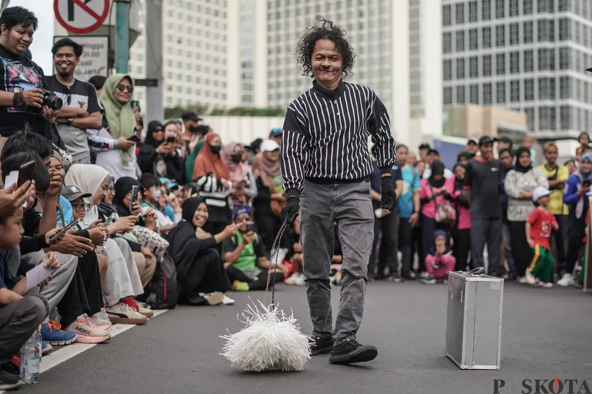 Seniman pantomim tampil menghibur warga pada Hari Bebas Kendaraan Bermotor (HBKB) di kawasan Bundaran HI, Jakarta, Minggu, 16 November 2025. (Sumber: Poskota/Bilal Nugraha Ginanjar)