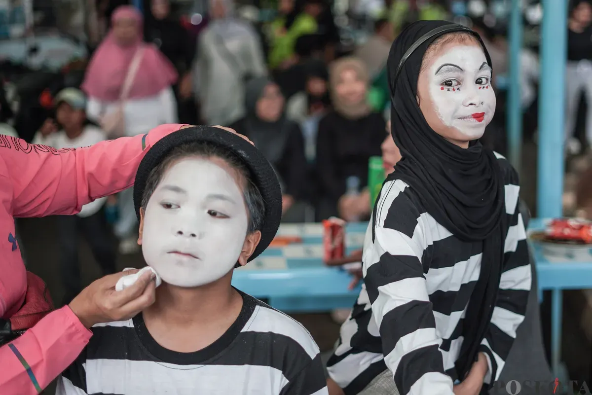 Seniman pantomim bersiap tampil pada Hari Bebas Kendaraan Bermotor (HBKB) di kawasan Bundaran HI, Jakarta, Minggu, 16 November 2025. (Sumber: Poskota/Bilal Nugraha Ginanjar)