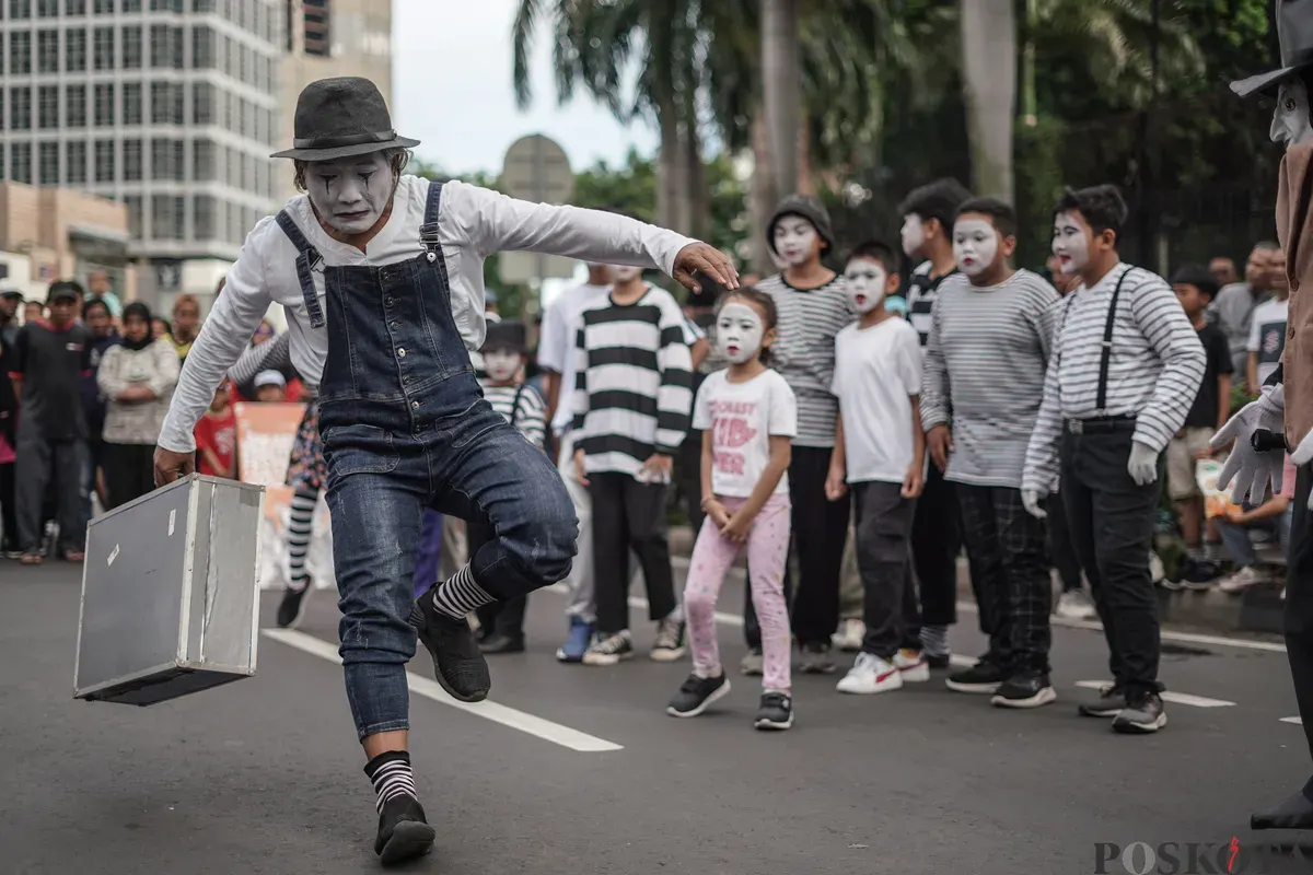Seniman pantomim tampil menghibur warga pada Hari Bebas Kendaraan Bermotor (HBKB) di kawasan Bundaran HI, Jakarta, Minggu, 16 November 2025. (Sumber: Poskota/Bilal Nugraha Ginanjar)
