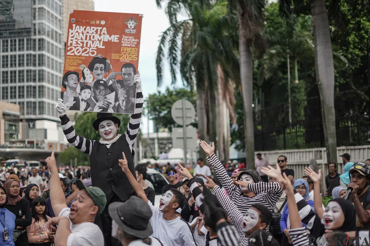 Seniman pantomim tampil menghibur warga pada Hari Bebas Kendaraan Bermotor (HBKB) di kawasan Bundaran HI, Jakarta, Minggu, 16 November 2025. (Sumber: Poskota/Bilal Nugraha Ginanjar)