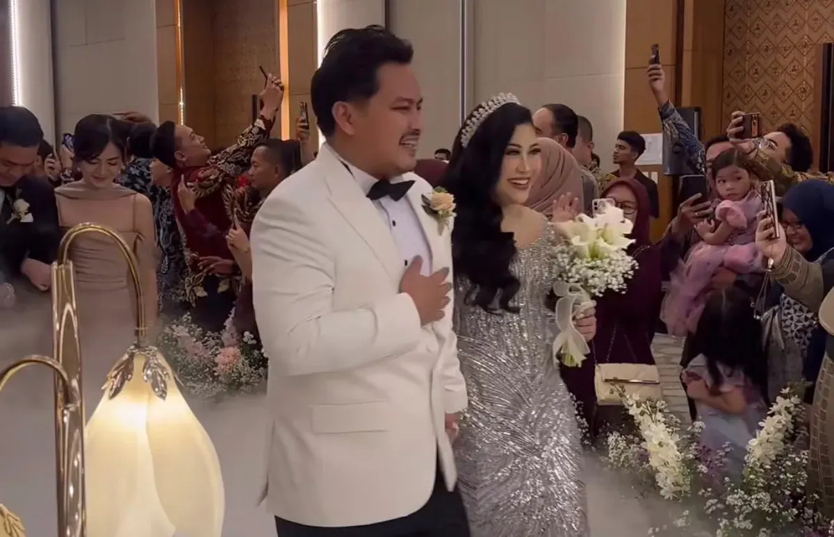 Boiyen resmi melepas masa lajang setelah menerima pinangan Rully Anggi Akbar. (Sumber: Instagram/@boiyenpesek)