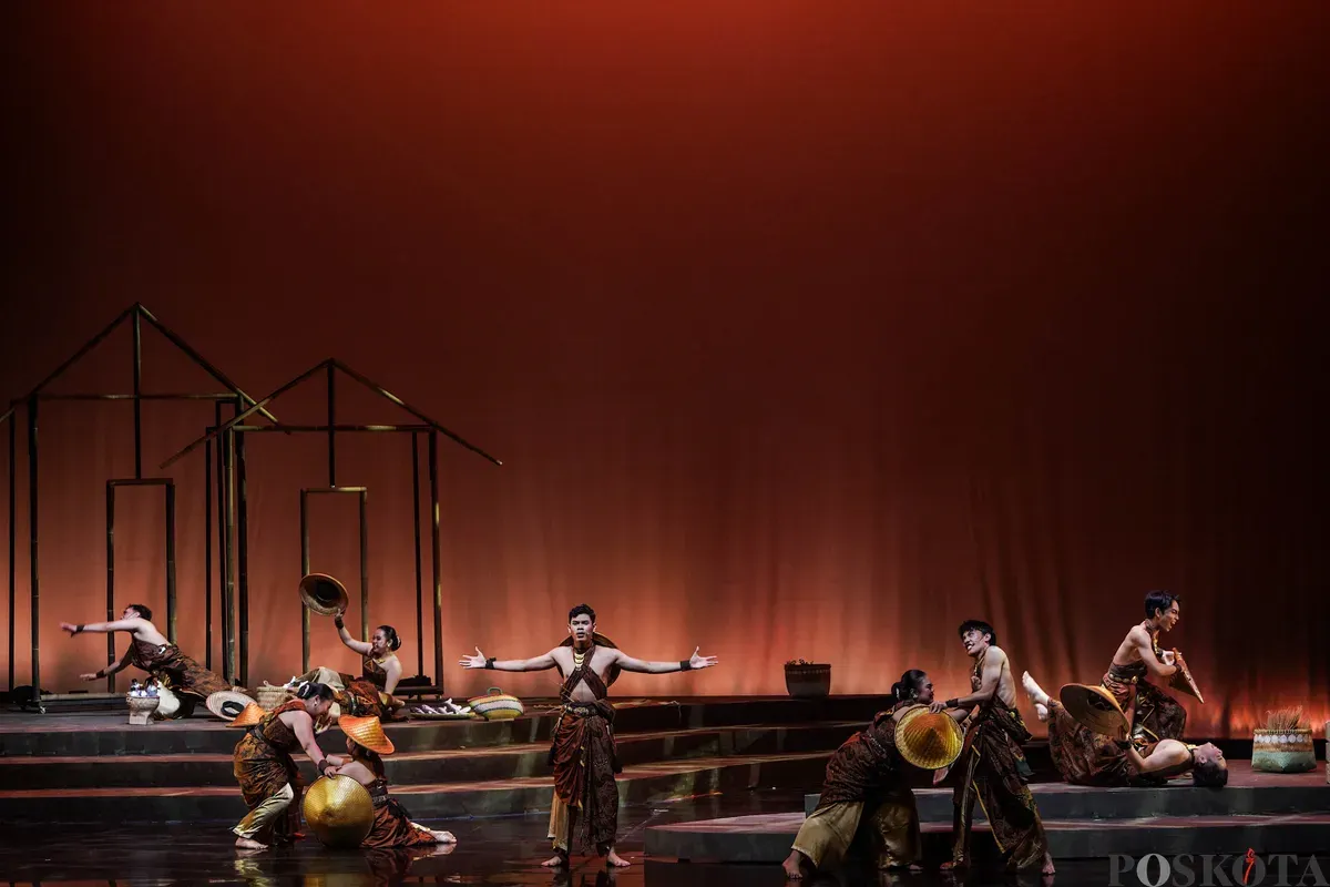 Sejumlah seniman dari Swargaloka menampilkan drama musikal berjudul Panah Matahari Adipati Karna pada Festival Musikal Indonesia (FMI) 2025 di Taman Ismail Marzuki (TIM), Cikini, Minggu, 16 November 2025. (Sumber: Poskota/Bilal Nugraha Ginanjar)