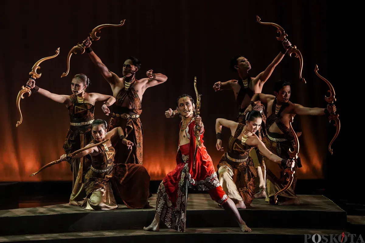 Sejumlah seniman dari Swargaloka menampilkan drama musikal berjudul Panah Matahari Adipati Karna pada Festival Musikal Indonesia (FMI) 2025 di Taman Ismail Marzuki (TIM), Cikini, Minggu, 16 November 2025. (Sumber: Poskota/Bilal Nugraha Ginanjar)