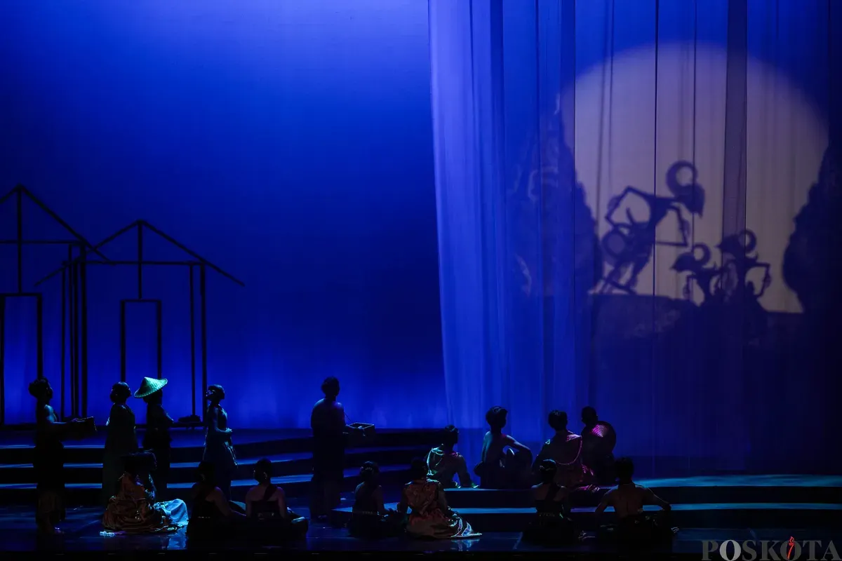 Sejumlah seniman dari Swargaloka menampilkan drama musikal berjudul Panah Matahari Adipati Karna pada Festival Musikal Indonesia (FMI) 2025 di Taman Ismail Marzuki (TIM), Cikini, Minggu, 16 November 2025. (Sumber: Poskota/Bilal Nugraha Ginanjar)